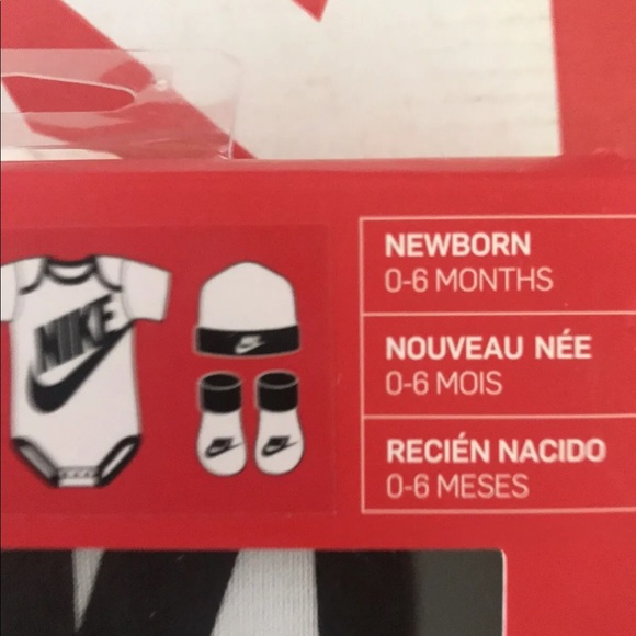 Nike Sportswear Baby Bodysuit Beanie Booties 3 Piece Box Set Black White 0-6 Mo - Picture 3 of 5